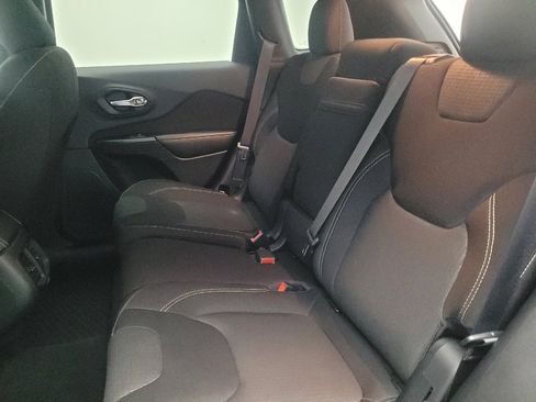 Used 2015 Jeep Cherokee Latitude w/ Comfort/Convenience Group image 18