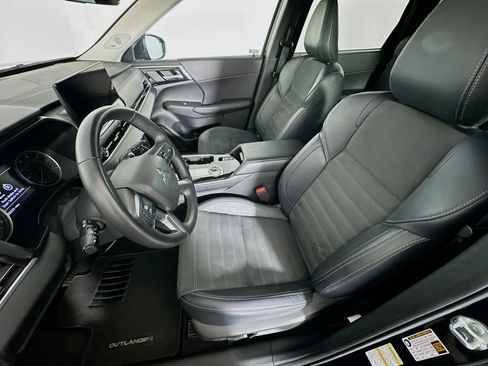 Used 2025 Mitsubishi Outlander SE FWD image 13