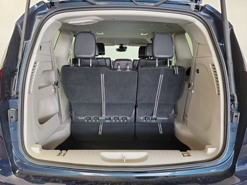 Used 2024 Chrysler Pacifica Touring-L FWD image 24