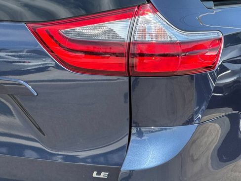 Used 2020 Toyota Sienna LE w/ LE Preferred Package FWD image 34