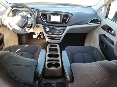 Used 2024 Chrysler Voyager LX FWD image 11