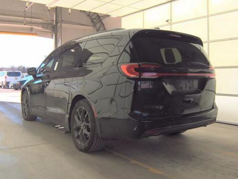 Used 2021 Chrysler Pacifica Touring w/ S Appearance Package image 2