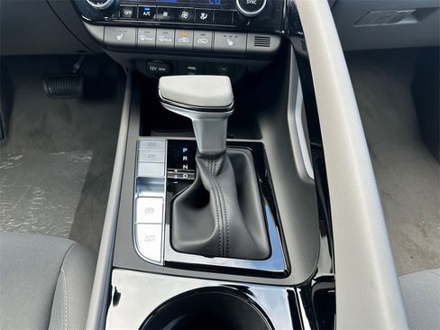 Used 2024 Hyundai Elantra SEL w/ Convenience Package image 20