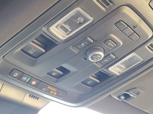 Used 2022 Cadillac Escalade Premium Luxury image 21