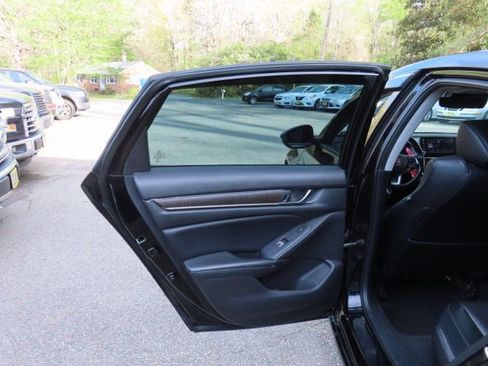 Used 2018 Honda Accord Touring image 11