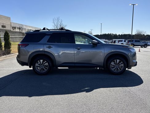 Used 2022 Nissan Pathfinder SV image 11
