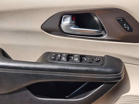 Used 2021 Chrysler Pacifica Touring-L FWD image 22