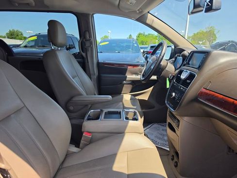 Used 2012 Chrysler Town & Country Touring-L w/ Entertainment Group #2 FWD image 25