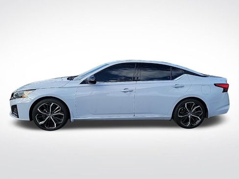 Used 2023 Nissan Altima 2.5 SR w/ SR Premium Package image 2