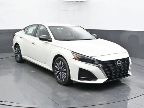 Used 2025 Nissan Altima 2.5 SV FWD image 6