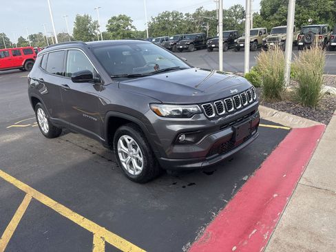 Used 2024 Jeep Compass Latitude w/ Sun and Sound Group AWD/4WD image 3