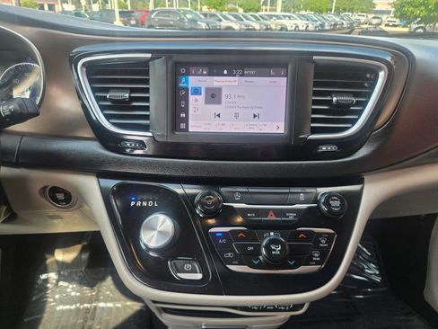 Used 2022 Chrysler Voyager LX FWD image 14