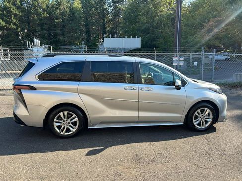 Used 2023 Toyota Sienna XLE w/ XLE Plus Package AWD/4WD image 4