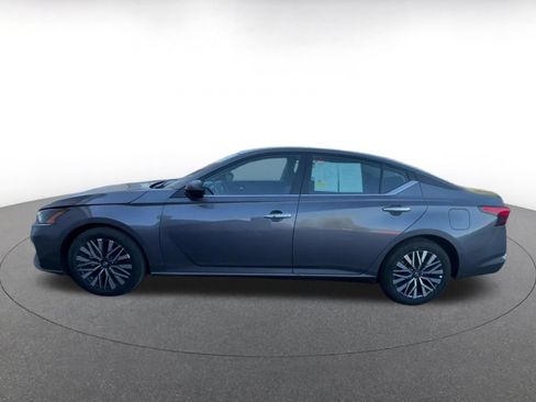 Used 2025 Nissan Altima 2.5 SV FWD image 9