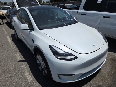 Used 2024 Tesla Model Y Long Range AWD/4WD image 1