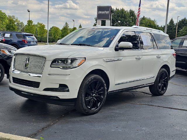 Used 2024 Lincoln Navigator Reserve AWD/4WD image 2