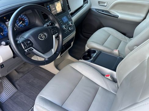 Used 2015 Toyota Sienna XLE w/ XLE Navigation Package image 11