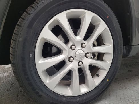 Used 2017 Jeep Grand Cherokee Limited image 31