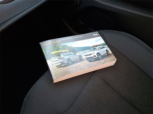 Used 2023 Jeep Grand Cherokee L Laredo image 24