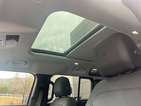 Used 2025 Land Rover Defender 110 X-Dynamic SE image 12