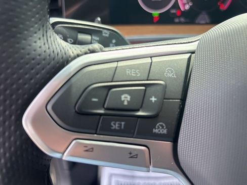 Used 2025 Volkswagen Tiguan SEL R-Line image 30