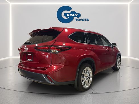 Used 2024 Toyota Highlander Limited AWD/4WD image 7