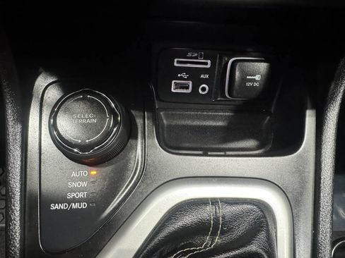 Used 2018 Jeep Cherokee Latitude Plus w/ Cold Weather Group AWD/4WD image 28
