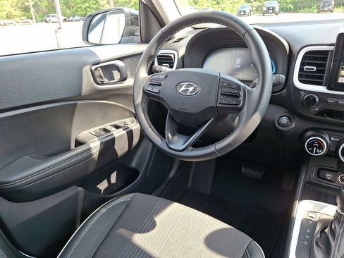 Certified 2025 Hyundai Venue Limited FWD image 15