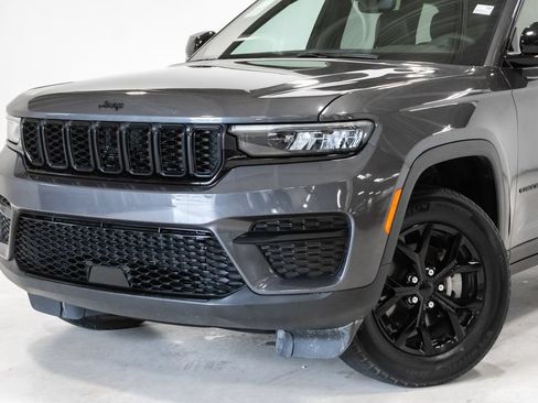 Used 2024 Jeep Grand Cherokee Altitude AWD/4WD image 2