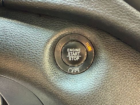 Used 2019 Jeep Cherokee Limited w/ Luxury Group AWD/4WD image 16