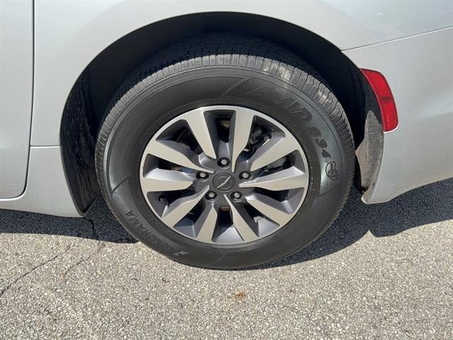 Used 2024 Chrysler Pacifica Limited FWD image 9