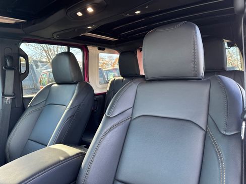 Used 2024 Jeep Wrangler Sahara image 14