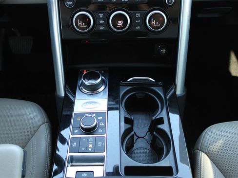 Used 2020 Land Rover Discovery HSE image 15