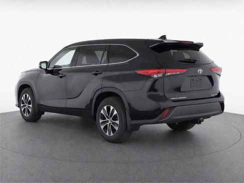 Used 2021 Toyota Highlander XLE AWD/4WD image 12