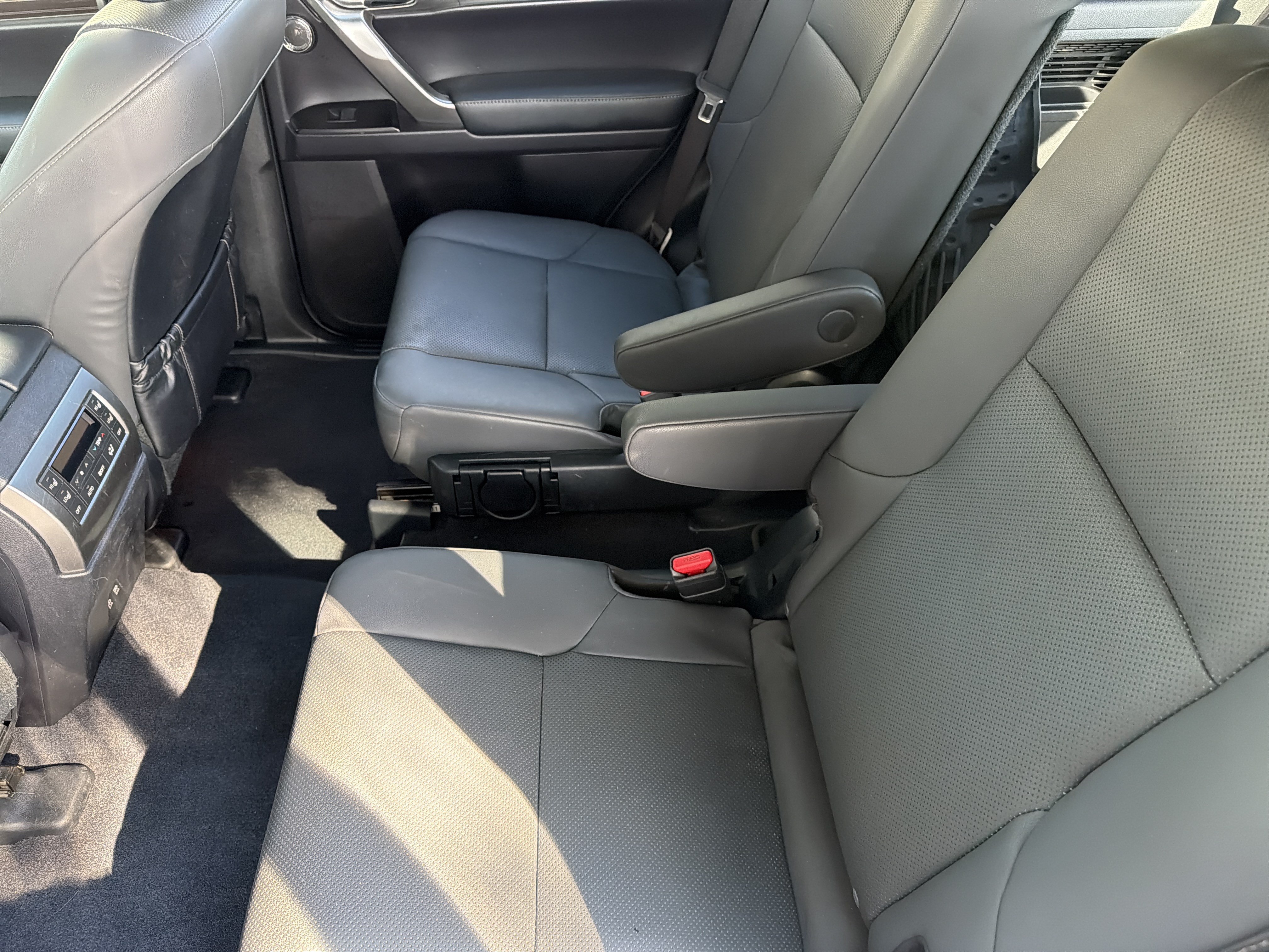 Used 2022 Lexus GX 460 Premium w/ Accessory Package AWD/4WD image 31