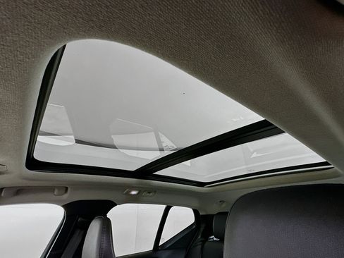 Used 2025 Volvo XC40 B5 Plus image 26