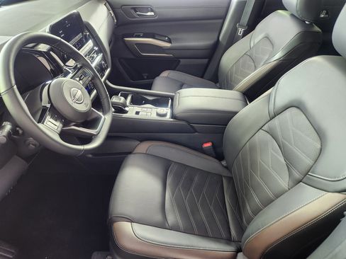 Used 2025 Nissan Pathfinder Platinum image 11