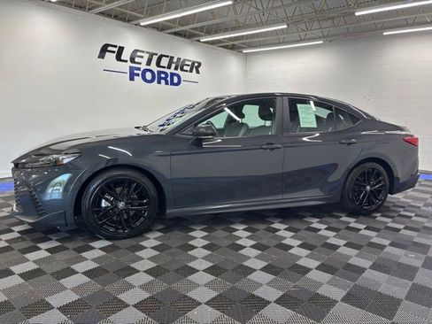 Used 2025 Toyota Camry SE FWD image 3