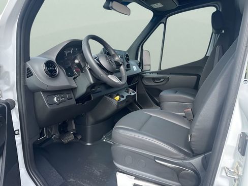 Used 2025 Mercedes-Benz Sprinter 2500 image 9