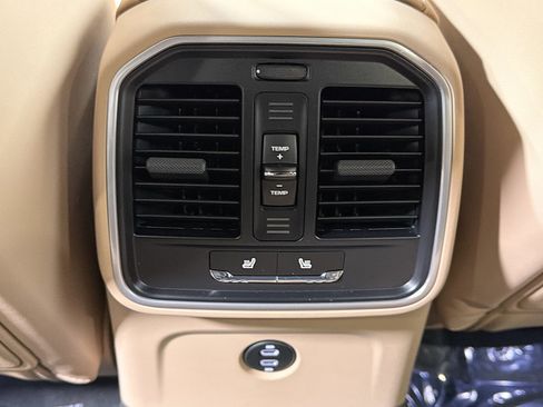 Certified 2025 Porsche Macan image 20