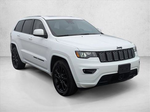 Used 2020 Jeep Grand Cherokee Altitude image 3