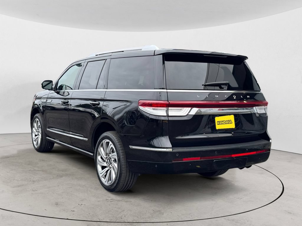 Used 2024 Lincoln Navigator Reserve AWD/4WD image 3