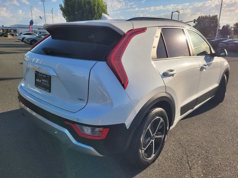 Used 2023 Kia Niro EX FWD image 4