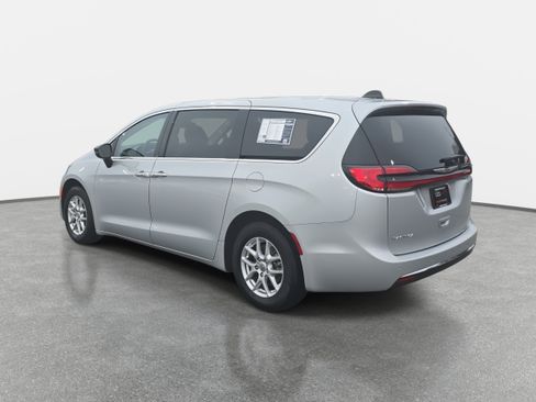 Used 2024 Chrysler Pacifica Touring-L image 7