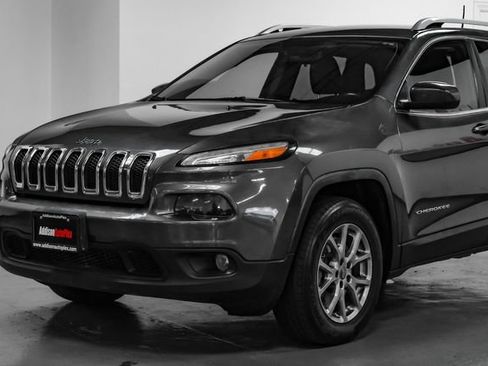 Used 2018 Jeep Cherokee Latitude Plus AWD/4WD image 7