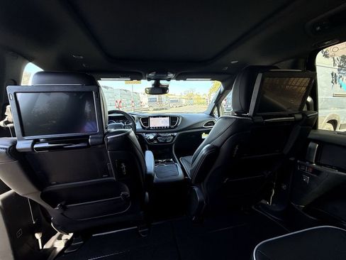 New 2026 Chrysler Pacifica Limited w/ Uconnect Theater Family Group image 20