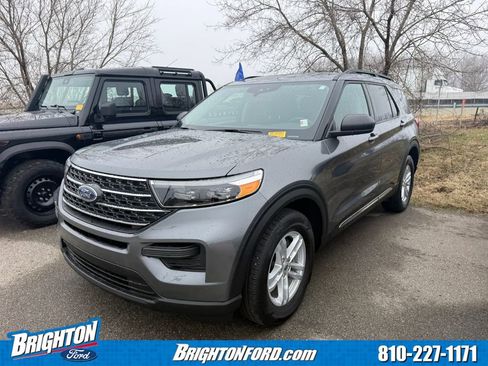 Certified 2024 Ford Explorer XLT image 3