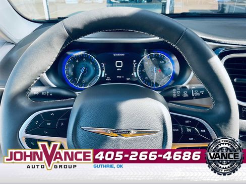 Used 2023 Chrysler Pacifica Touring-L image 24
