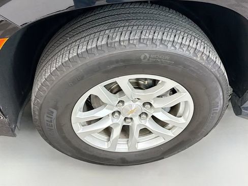 Used 2023 Chevrolet Suburban LT w/ Luxury Package image 34