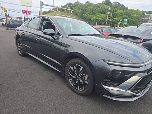 Used 2025 Hyundai Sonata SEL FWD image 2